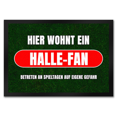 Hier wohnt ein Halle-Fan Fußmatte in 35x50 cm mit Rasenmotiv