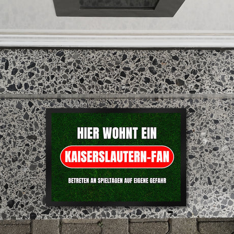 Hier wohnt ein Kaiserslautern-Fan Fußmatte in 35x50 cm mit Rasenmotiv