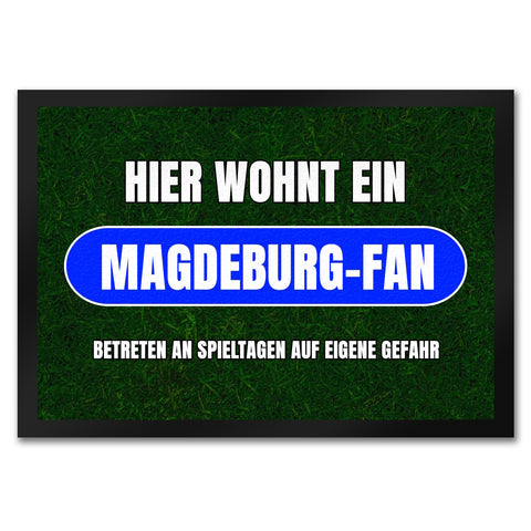 Hier wohnt ein Magdeburg-Fan Fußmatte in 35x50 cm mit Rasenmotiv