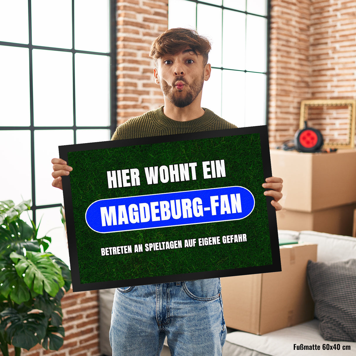 Hier wohnt ein Magdeburg-Fan Fußmatte in 35x50 cm mit Rasenmotiv