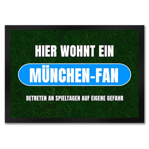 Hier wohnt ein München-Fan Fußmatte in 35x50 cm mit Rasenmotiv