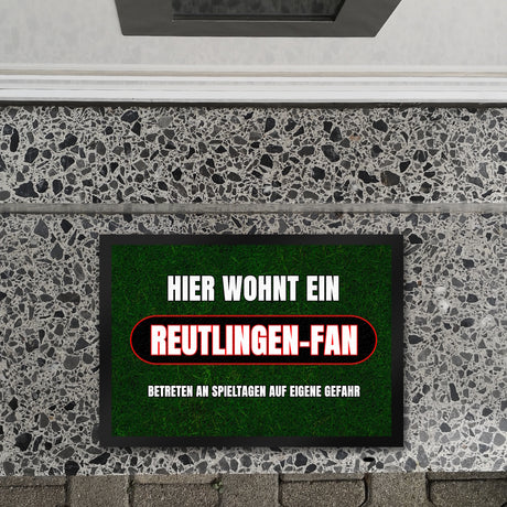 Hier wohnt ein Reutlingen-Fan Fußmatte in 35x50 cm mit Rasenmotiv