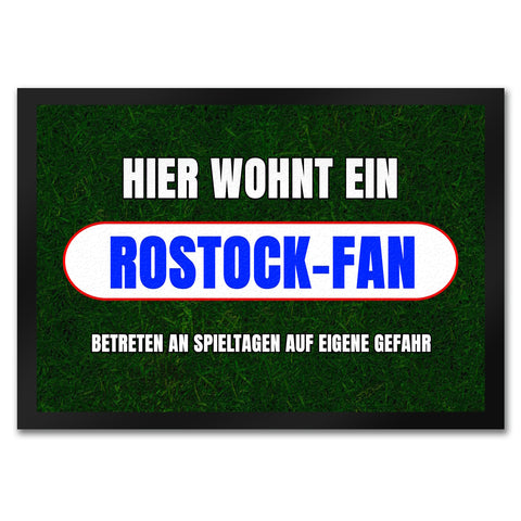 Hier wohnt ein Rostock-Fan Fußmatte in 35x50 cm mit Rasenmotiv