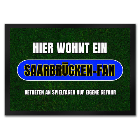 Hier wohnt ein Saarbrücken-Fan Fußmatte in 35x50 cm mit Rasenmotiv