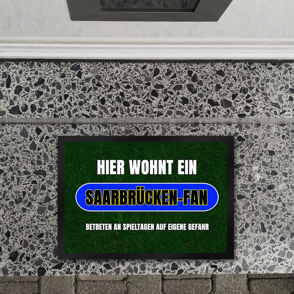 Hier wohnt ein Saarbrücken-Fan Fußmatte in 35x50 cm mit Rasenmotiv