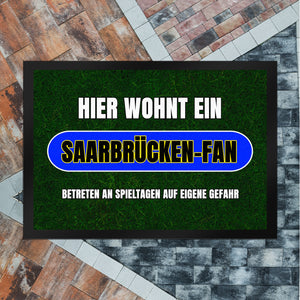 Hier wohnt ein Saarbrücken-Fan Fußmatte in 35x50 cm mit Rasenmotiv