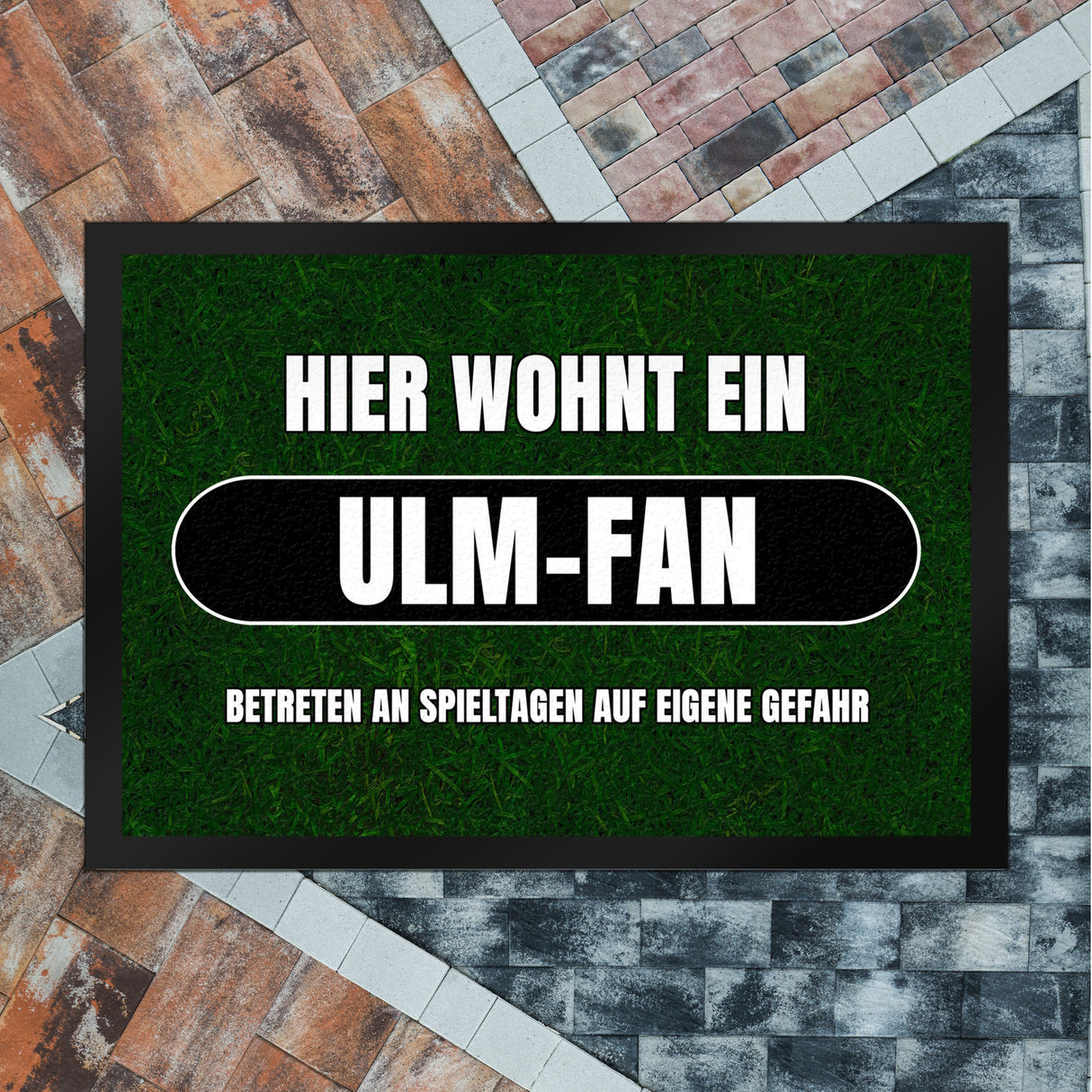 Hier wohnt ein Ulm-Fan Fußmatte in 35x50 cm mit Rasenmotiv