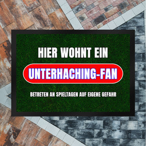 Hier wohnt ein Unterhaching-Fan Fußmatte in 35x50 cm mit Rasenmotiv