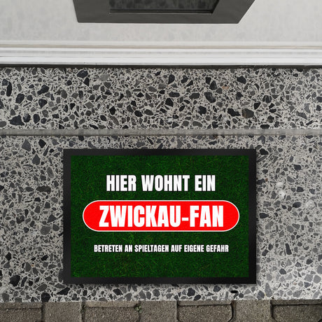 Hier wohnt ein Zwickau-Fan Fußmatte in 35x50 cm mit Rasenmotiv