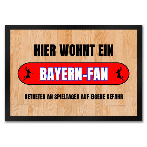 Hier wohnt ein Bayern-Fan Fußmatte in 35x50 cm mit Turnhallenboden Motiv