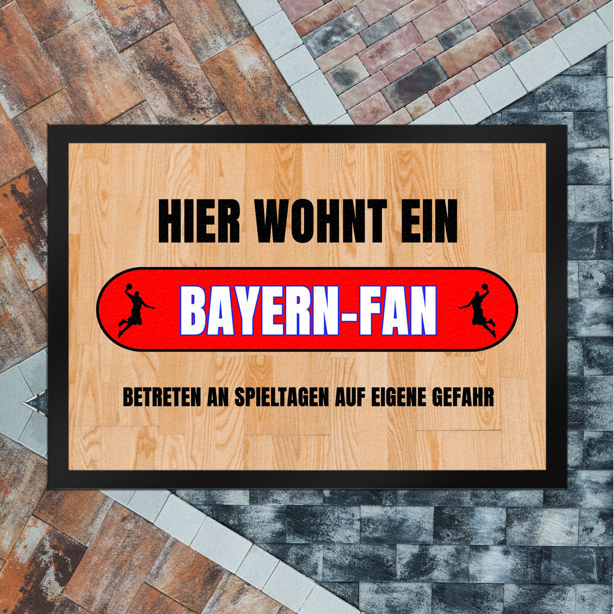 Hier wohnt ein Bayern-Fan Fußmatte in 35x50 cm mit Turnhallenboden Motiv