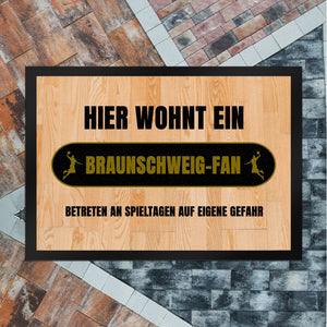 Hier wohnt ein Braunschweig-Fan Fußmatte in 35x50 cm mit Turnhallenboden Motiv