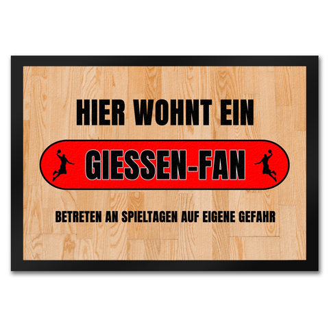 Hier wohnt ein Giessen-Fan Fußmatte in 35x50 cm mit Turnhallenboden Motiv