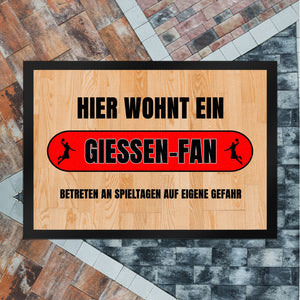 Hier wohnt ein Giessen-Fan Fußmatte in 35x50 cm mit Turnhallenboden Motiv