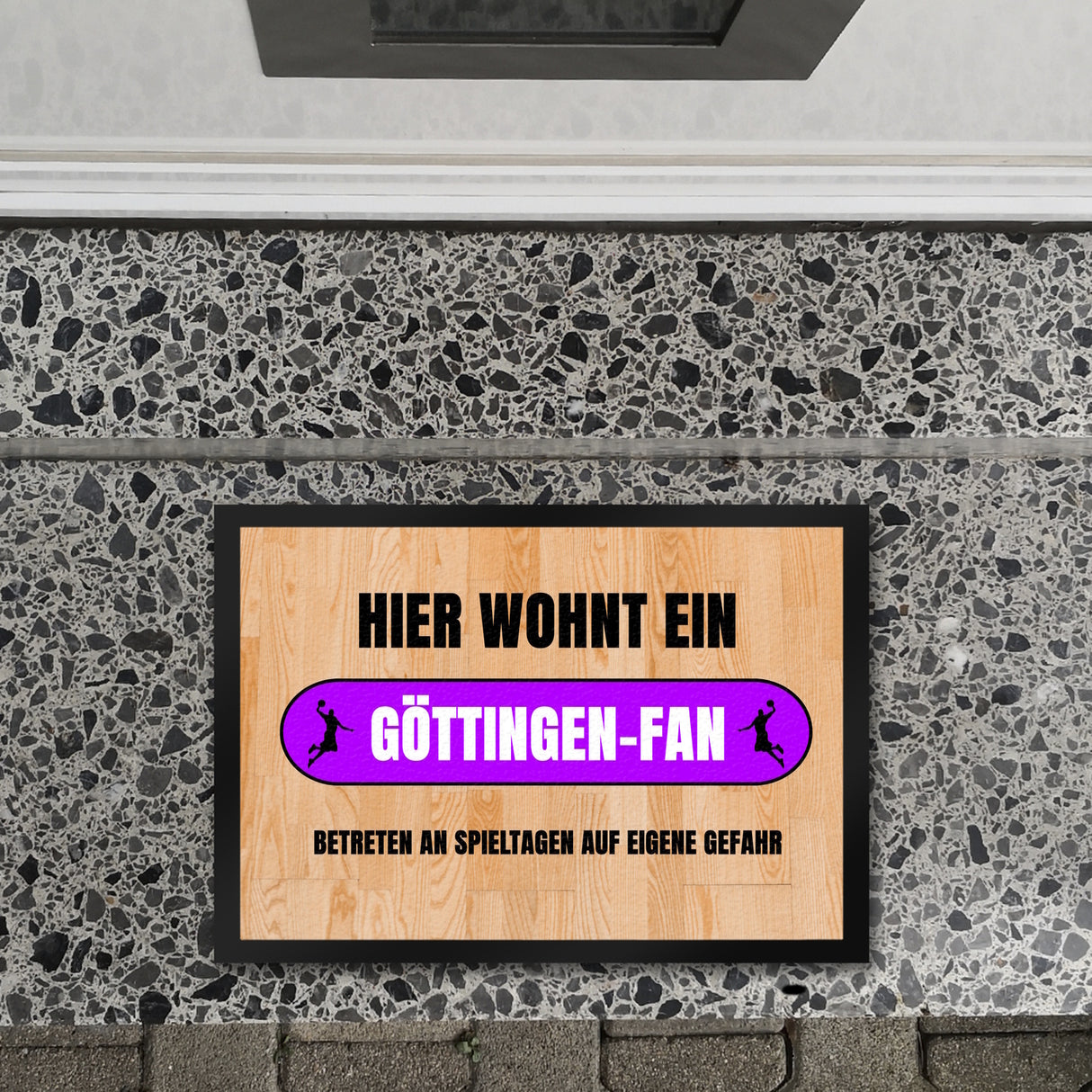 Hier wohnt ein Göttingen-Fan Fußmatte in 35x50 cm mit Turnhallenboden Motiv