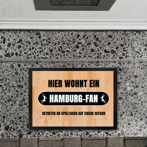 Hier wohnt ein Hamburg-Fan Fußmatte in 35x50 cm mit Turnhallenboden Motiv