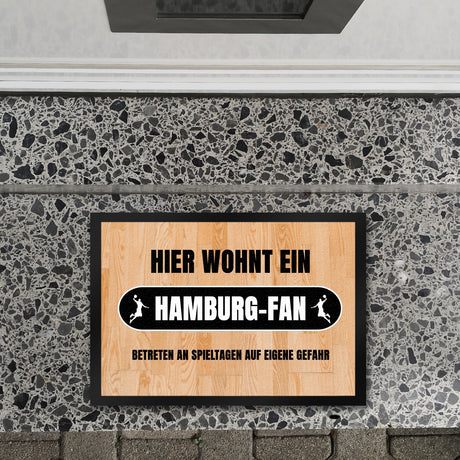 Hier wohnt ein Hamburg-Fan Fußmatte in 35x50 cm mit Turnhallenboden Motiv