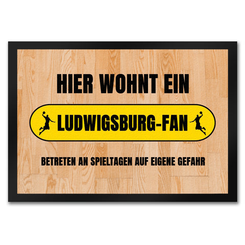 Hier wohnt ein Ludwigsburg-Fan Fußmatte in 35x50 cm mit Turnhallenboden Motiv