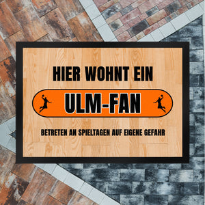 Hier wohnt ein Ulm-Fan Fußmatte in 35x50 cm mit Turnhallenboden Motiv