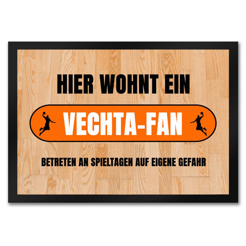 Hier wohnt ein Vechta-Fan Fußmatte in 35x50 cm mit Turnhallenboden Motiv