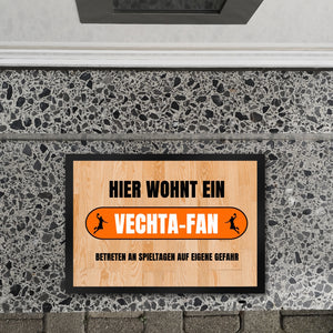Hier wohnt ein Vechta-Fan Fußmatte in 35x50 cm mit Turnhallenboden Motiv