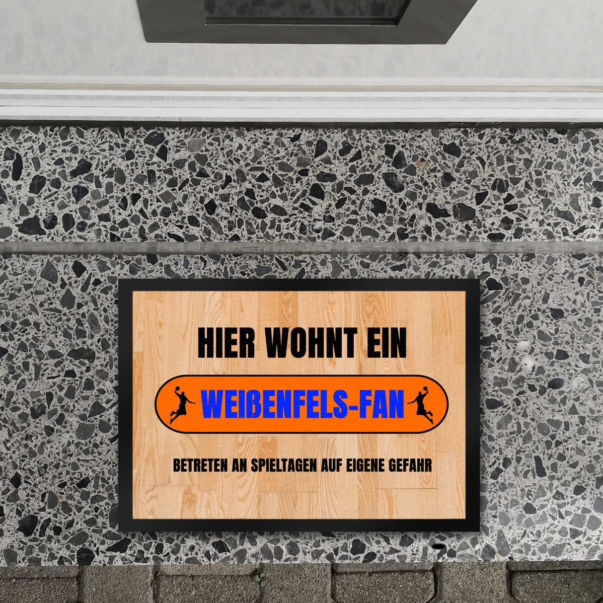 Hier wohnt eenfels-Fan Fußmatte in 35x50 cm mit Turnhallenboden Motiv