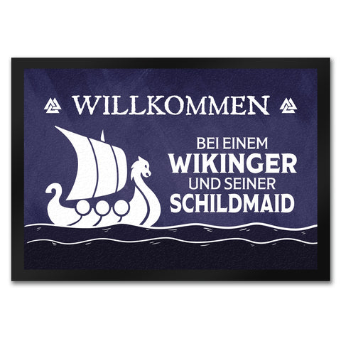 Willkommen bei einem Wikinger und seiner Schildmaid Fußmatte mit Segelboot Motiv