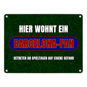 Hier wohnt ein Barcelona-Fan Metallschild in 15x20 cm mit Rasenmotiv
