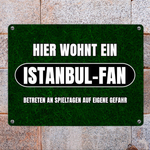 Hier wohnt ein Istanbul-Fan Metallschild in 15x20 cm mit Rasenmotiv