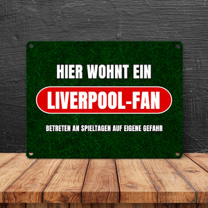 Hier wohnt ein Liverpool-Fan Metallschild in 15x20 cm mit Rasenmotiv