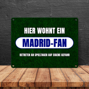 Hier wohnt ein Madrid-Fan Metallschild in 15x20 cm mit Rasenmotiv