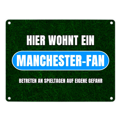 Hier wohnt ein Manchester-Fan Metallschild in 15x20 cm mit Rasenmotiv