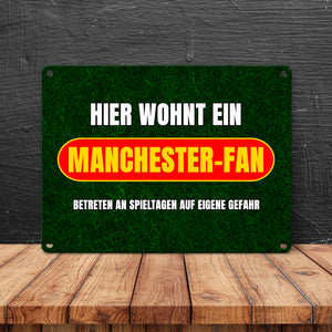 Hier wohnt ein Manchester-Fan Metallschild in 15x20 cm mit Rasenmotiv