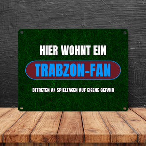 Hier wohnt ein Trabzon-Fan Metallschild in 15x20 cm mit Rasenmotiv