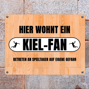 Hier wohnt ein Kiel-Fan Metallschild in 15x20 cm mit Turnhallenboden Motiv