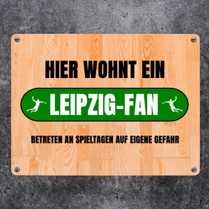 Hier wohnt ein Leipzig-Fan Metallschild in 15x20 cm mit Turnhallenboden Motiv