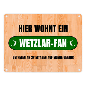 Hier wohnt ein Wetzlar-Fan Metallschild in 15x20 cm mit Turnhallenboden Motiv