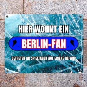 Hier wohnt ein Berlin-Fan Metallschild in 15x20 cm mit Eishallen Boden-Motiv