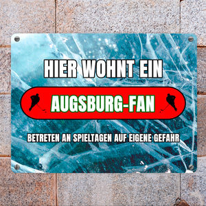 Hier wohnt ein Augsburg-Fan Metallschild in 15x20 cm mit Eishallen Boden-Motiv