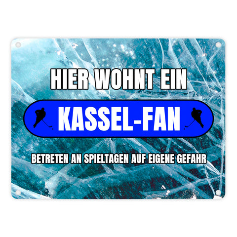 Hier wohnt ein Kassel-Fan Metallschild in 15x20 cm mit Eishallen Boden-Motiv