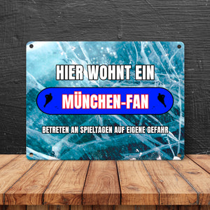 Hier wohnt ein München-Fan Metallschild in 15x20 cm mit Eishallen Boden-Motiv