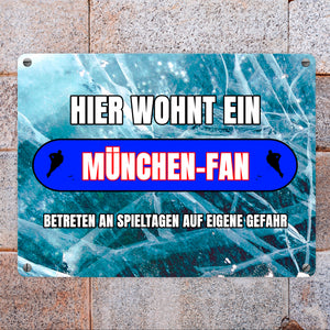 Hier wohnt ein München-Fan Metallschild in 15x20 cm mit Eishallen Boden-Motiv
