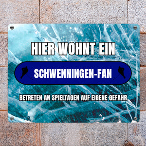 Hier wohnt ein Schwenningen-Fan Metallschild in 15x20 cm mit Eishallen Boden-Motiv