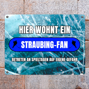 Hier wohnt ein Straubing-Fan Metallschild in 15x20 cm mit Eishallen Boden-Motiv