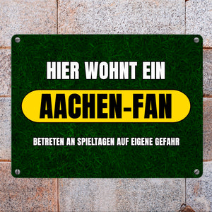 Hier wohnt ein Aachen-Fan Metallschild in 15x20 cm mit Rasenmotiv
