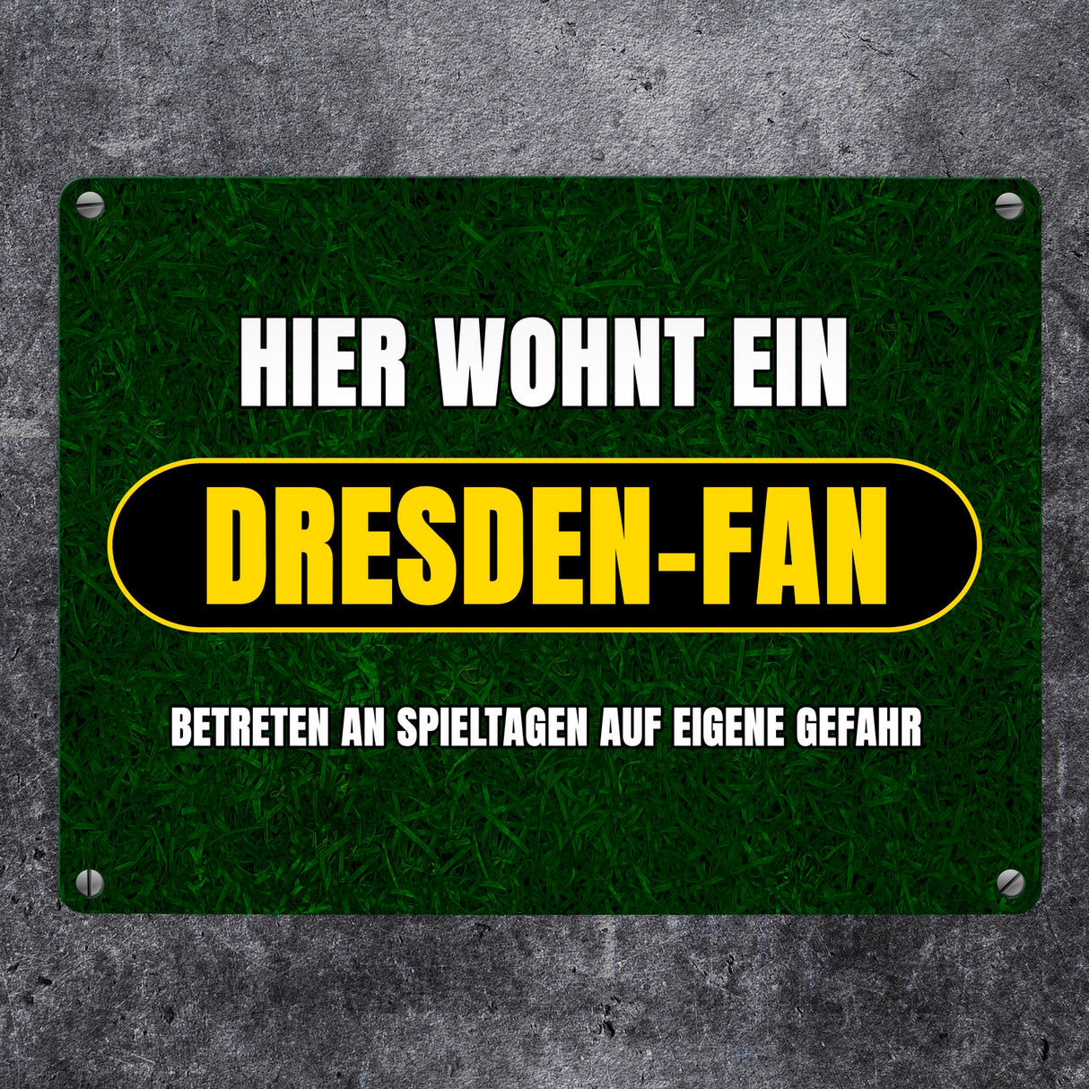 Hier wohnt ein Dresden-Fan Metallschild in 15x20 cm mit Rasenmotiv