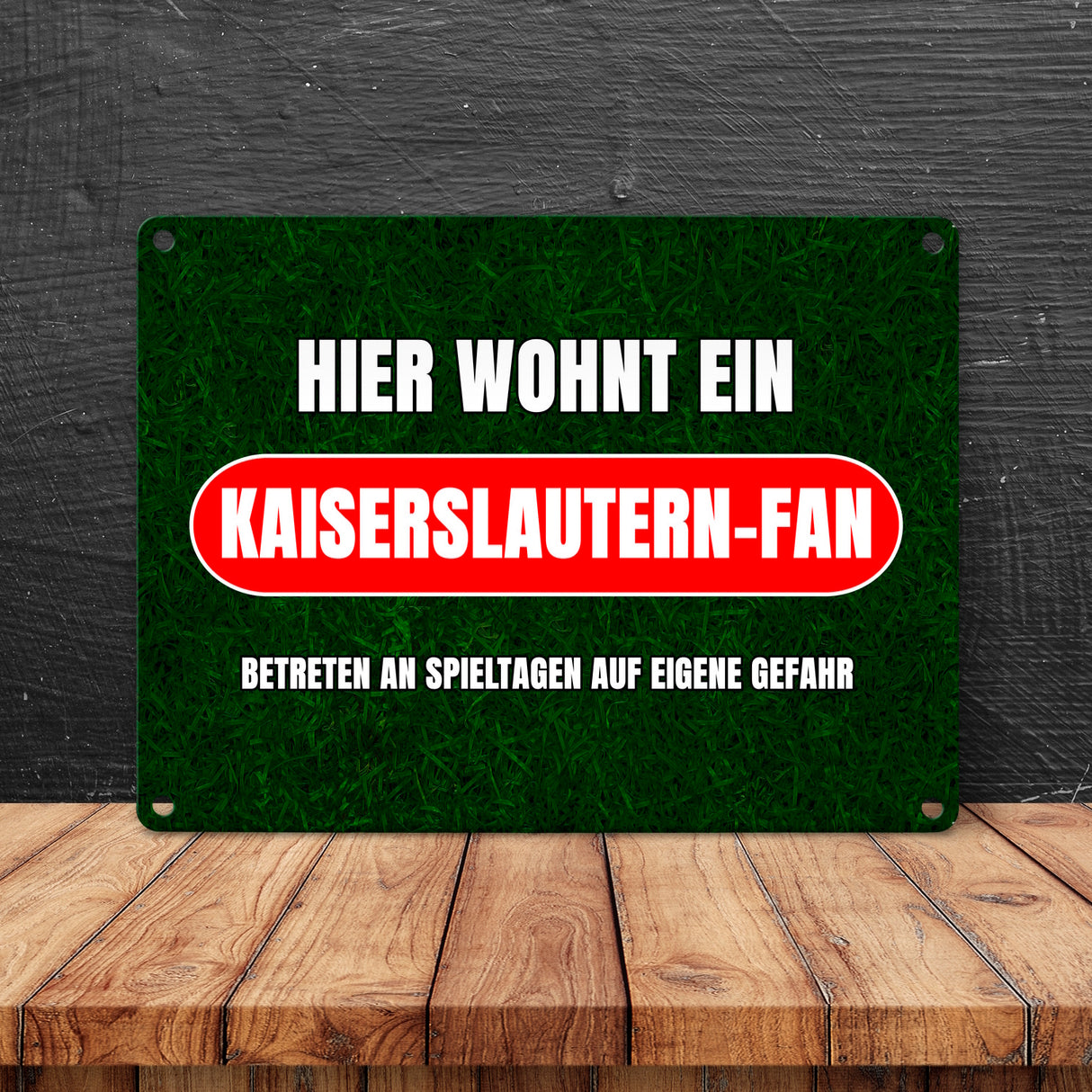Hier wohnt ein Kaiserslautern-Fan Metallschild in 15x20 cm mit Rasenmotiv