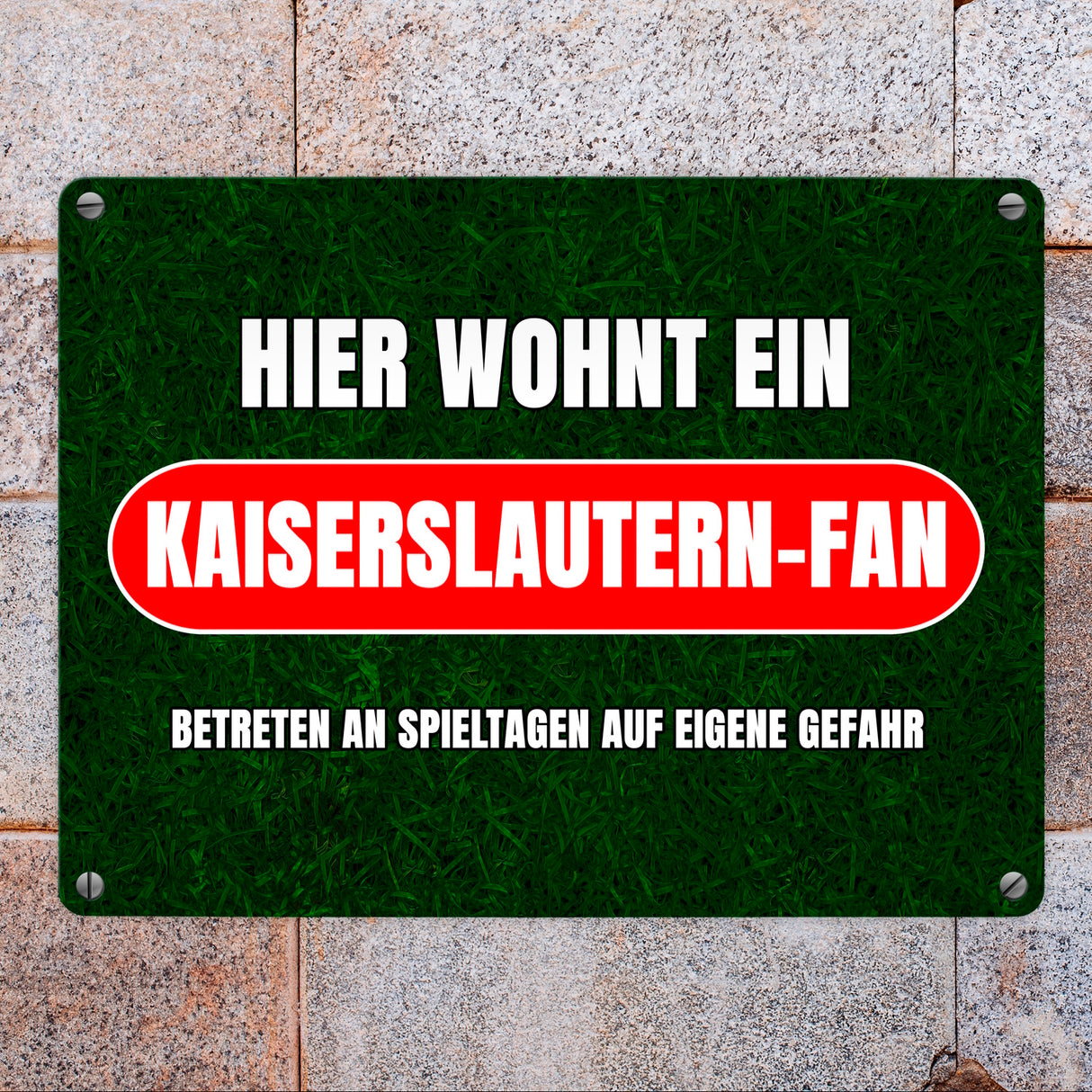 Hier wohnt ein Kaiserslautern-Fan Metallschild in 15x20 cm mit Rasenmotiv