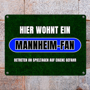 Hier wohnt ein Mannheim-Fan Metallschild in 15x20 cm mit Rasenmotiv