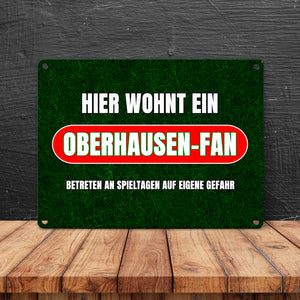 Hier wohnt ein Oberhausen-Fan Metallschild in 15x20 cm mit Rasenmotiv